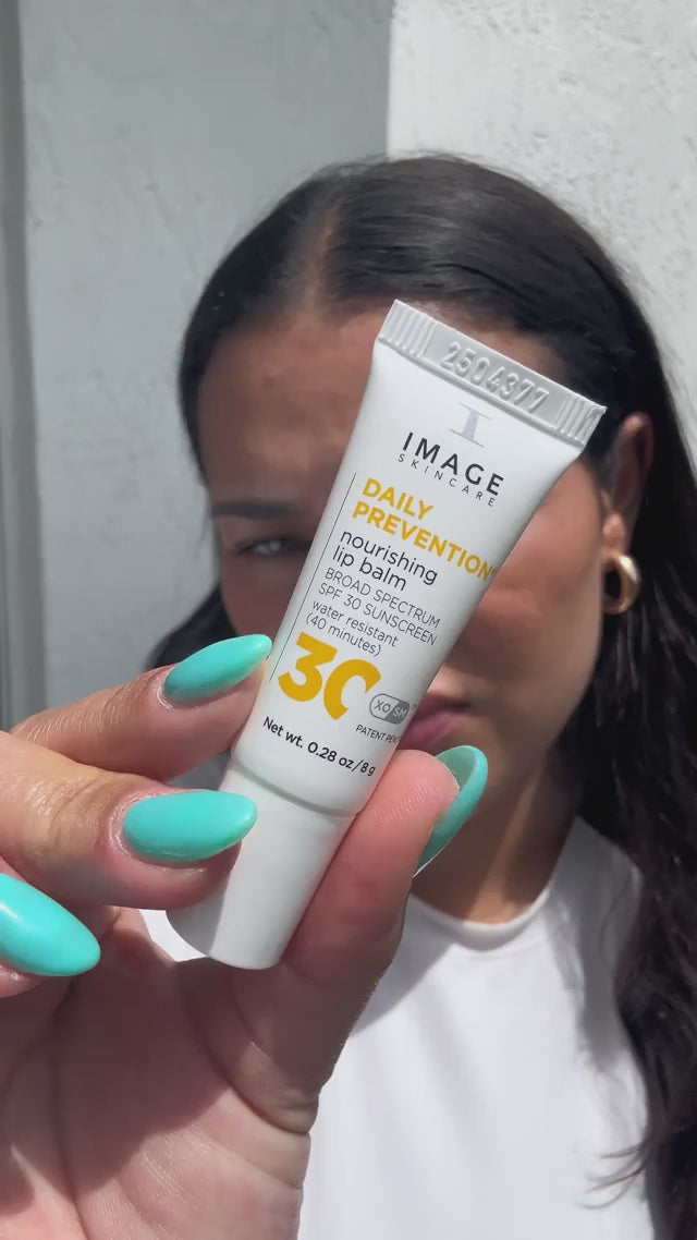 video di una ragazza che applica il balm sulle labbra